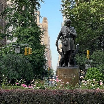 Au centre du parc se trouve une statue de l'un des résidents les plus célèbres de la région, Edwin Booth, datant du 13 novembre 1918 . Booth était l'un des grands acteurs shakespeariens du XIX e siècle américain, ainsi que le frère de John Wilkes Booth, l'assassin d'Abraham Lincoln.
